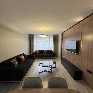 Center Apartment, Sisli, Near Metro شقة
